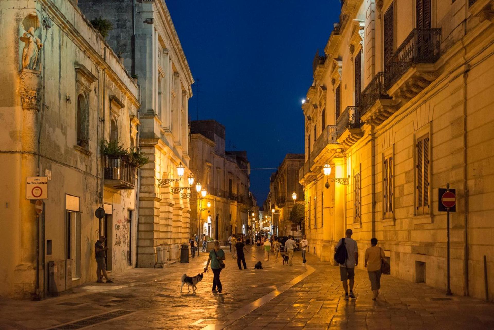 "Il Vecchio Salone" Appartamento In Pieno Centro Con Garage Privato Lecce Exterior photo